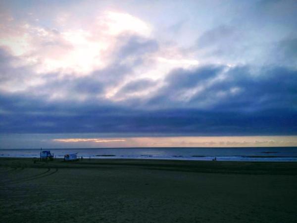 un cielo nublado sobre una playa con el océano en Altos Las Gaviotas 7, en Las Gaviotas