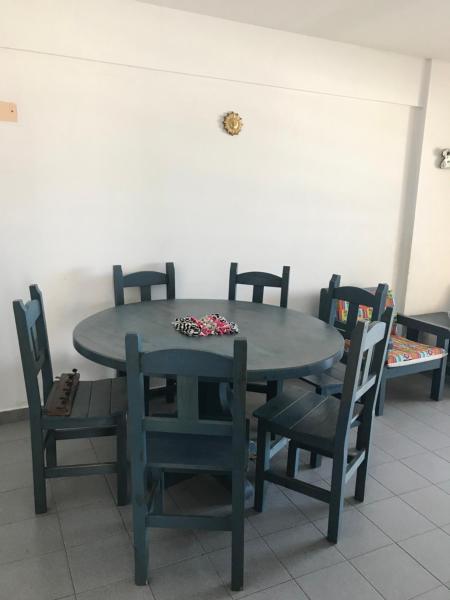 mesa de comedor con sillas y mesa azul en el Departamento Libra XX ¡Ante el mar!  en Villa Gesell