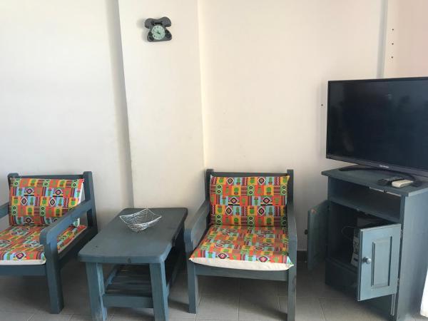 sala de estar con 2 sillas y TV en el Departamento Libra XX ¡Ante el mar!  Super promo findas!!  en Villa Gesell