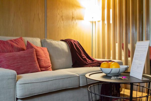 una sala de estar con sofá y un cuenco de fruta en una mesa en For You Rentals Fuencarral Apartment MON1, en Madrid