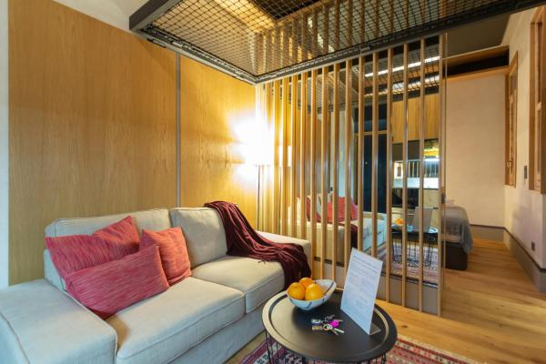 sala de estar con sofá y mesa en For You Rentals Fuencarral Apartment MON1, en Madrid