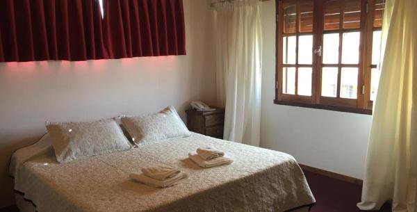 un dormitorio con cama con dos toallas en Las Mutisias de Villa Gesell