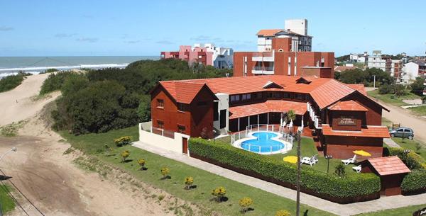 un modelo de casa con piscina en Las Mutisias en Villa Gesell
