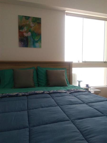 Cama o camas de una habitación en Bedroom & private bathroom in Nice Apartment
