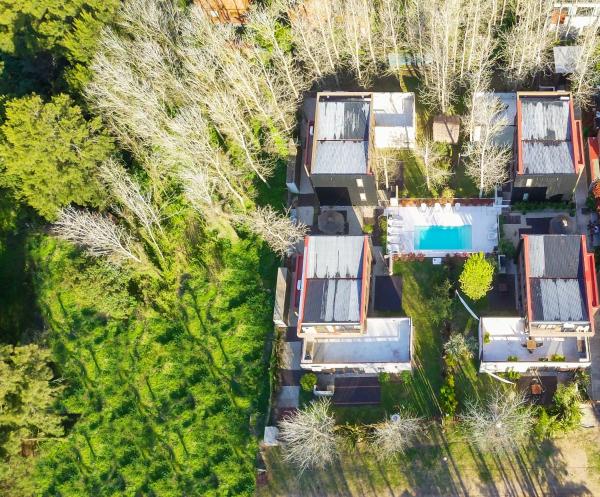 una vista aérea de un patio con casas y árboles en Brisas de Mar Azul, en Las Gaviotas