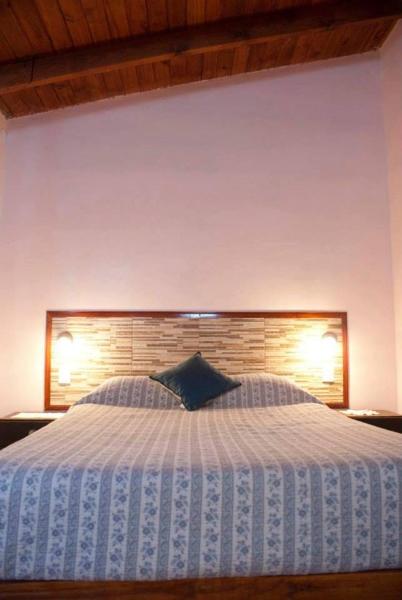 Una cama o camas en una habitación de Cabañas Luz de Luna, Comuna San Roque-Punilla