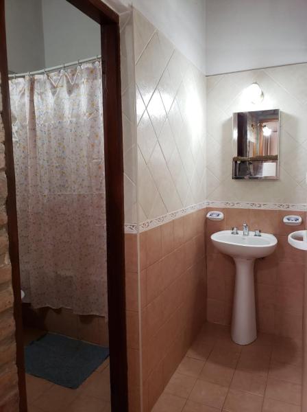 y baño con lavabo y ducha. en Cabañas de las Mellizas, en Villa Carlos Paz