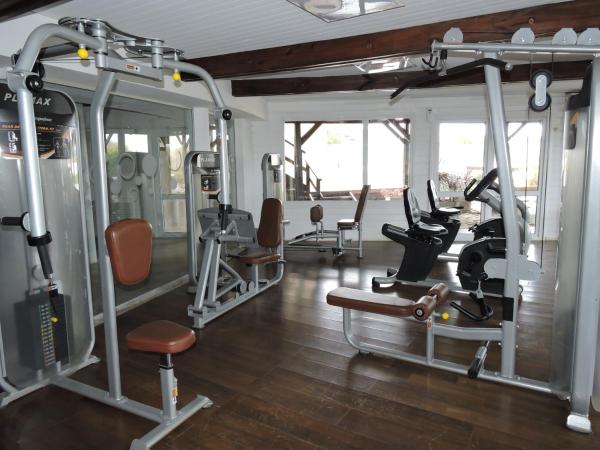 un gimnasio con varias cintas de correr y equipos de ejercicio en Apart Spa Linda Bay en Mar de las Pampas