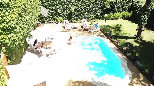 una vista aérea de una piscina en un patio de la Hostería del Sur en Villa Gesell