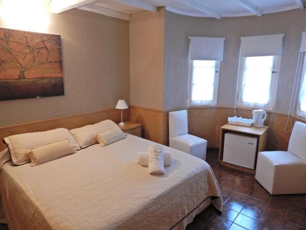 1 dormitorio con 1 cama con 2 toallas en Pinamar Centro en Pinamar