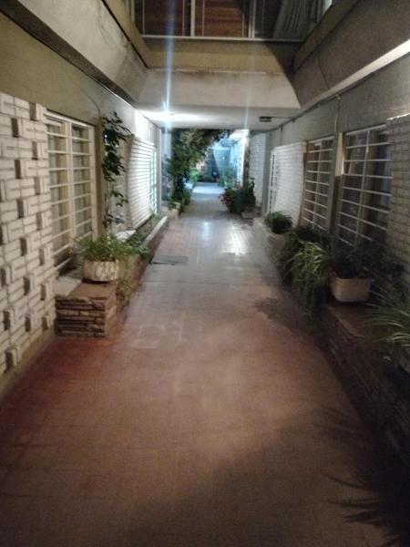 un pasillo vacío con macetas en un edificio en FSM - Casa Residencial -Ubicación Privilegiada. en Mendoza