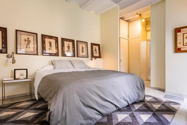 1 dormitorio con 1 cama grande y cuadros en la pared en HSH Select Casa Pilatos, en Sevilla