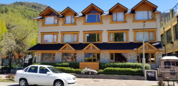 un coche blanco estacionado frente a un edificio en Del Muelle 7 - Andarlibre en San Martín de los Andes