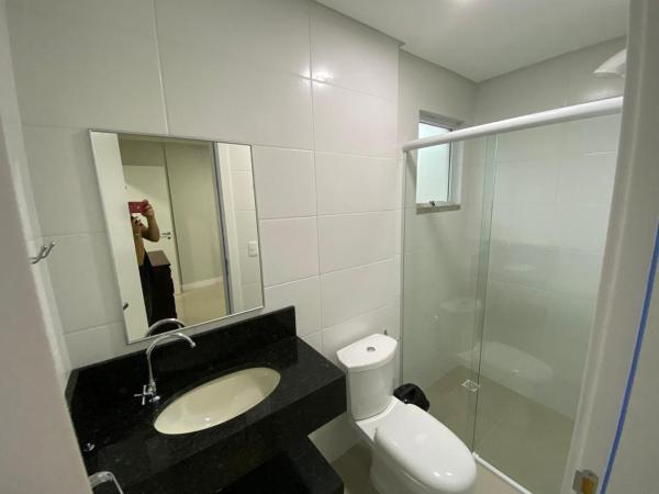 y baño con aseo, lavabo y ducha. en Edifício Florenza, en Bombinhas