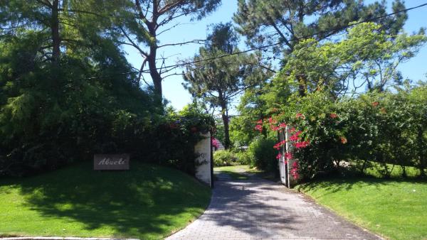 una entrada que conduce a una casa con jardín en Ars Amici Hotel, en Punta del Este