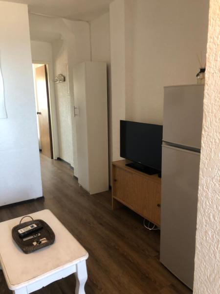 sala de estar con refrigerador y mesa de centro en Apartamento 4 Mares - El Faro, en Punta del Este