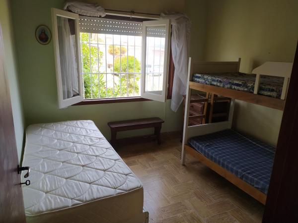 1 dormitorio con 2 literas y ventana a Chalet Ymaz en Villa Gesell