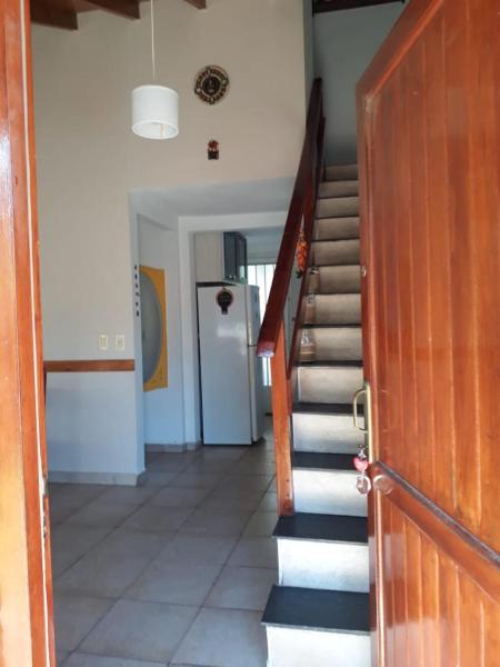 un pasillo con una escalera en una casa en Chalet en Villa Gesell en Villa Gesell
