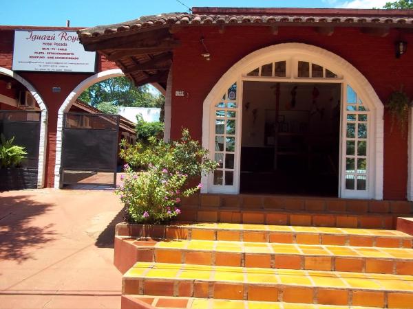 un edificio con una puerta delantera con escalones amarillos en Posada Iguazu Royal en Puerto Iguazú