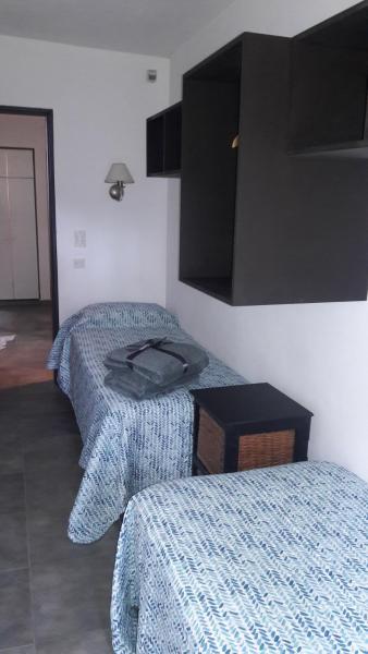 Habitación con 2 camas y edredones azules.  en La Ventarrón Planta Baja en Mar de las Pampas