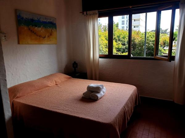 Un dormitorio con una cama con una toalla. en Apart Hotel Sahara en Pinamar