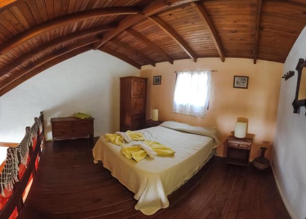 Un dormitorio con cama con toallas amarillas.  en Casabosque Apartamentos en Las Gaviotas