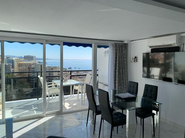 comedor con vistas al océano en Skol 927A - beachfront central luxury penthouse, en Marbella