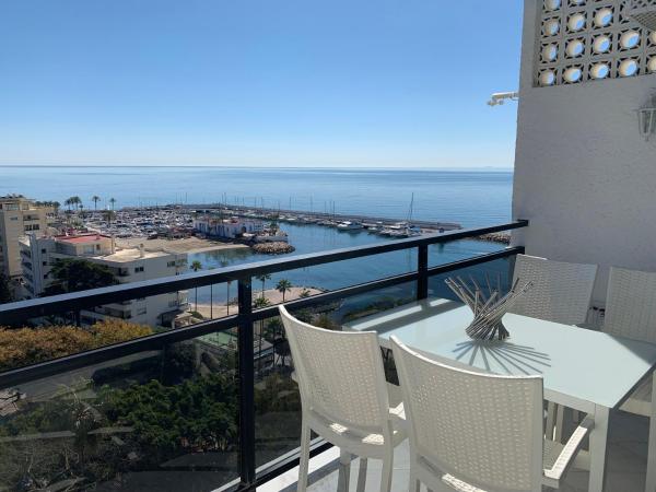 balcón con mesa, sillas y vistas al océano en Skol 927A - beachfront central luxury penthouse, en Marbella