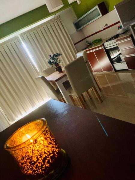 una cocina con una mesa con una lámpara.  en Departamentos Sobre el Mar en Villa Gesell