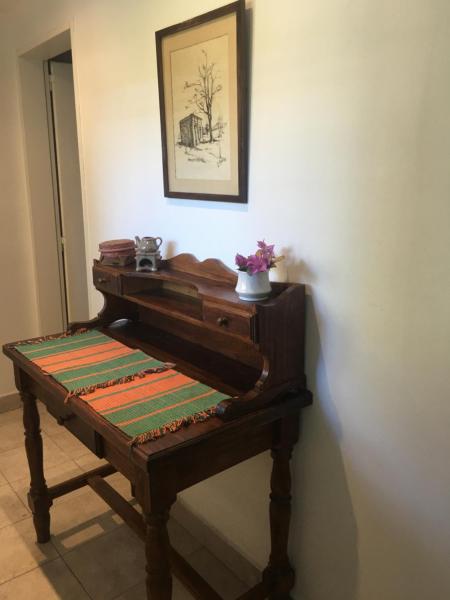 un piano de madera sentado junto a una pared en You & Me Apartment en Tandil