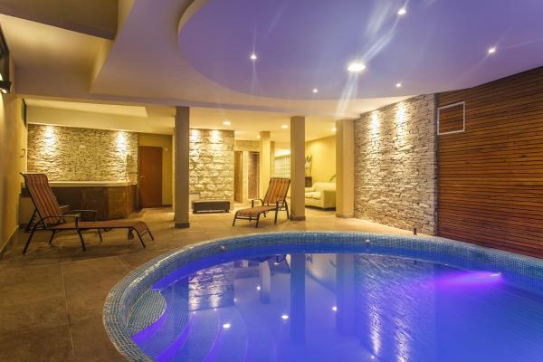 una piscina en medio de una casa en el Alpemar Apart Hotel & Spa en Villa Gesell