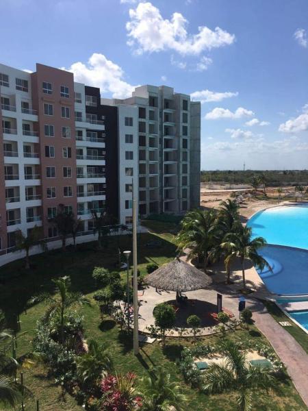 - Vistas a un complejo con piscina ya un edificio en Apartment in Cancun residential development, en Cancún