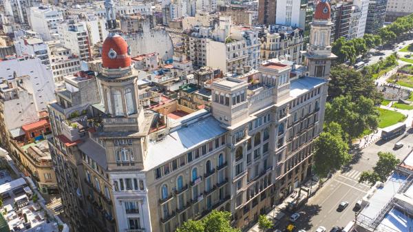 una vista aérea de un edificio de una ciudad en Franca City Hostel en Buenos Aires