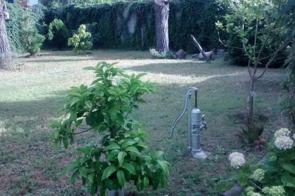 un jardín con una boca de incendios en el patio en Chalet Don Vicente en Villa Gesell
