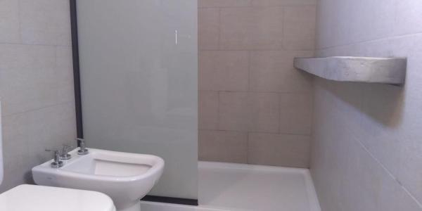 Baño blanco con aseo y lavamanos en Da2, en Federación