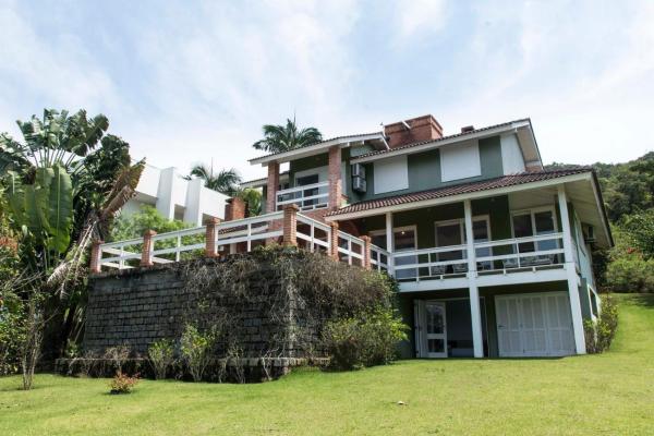 a large house with a lawn in front of it at Casa Vista Mar Deslumbrante com Piscina CAN5 in Florianópolis
