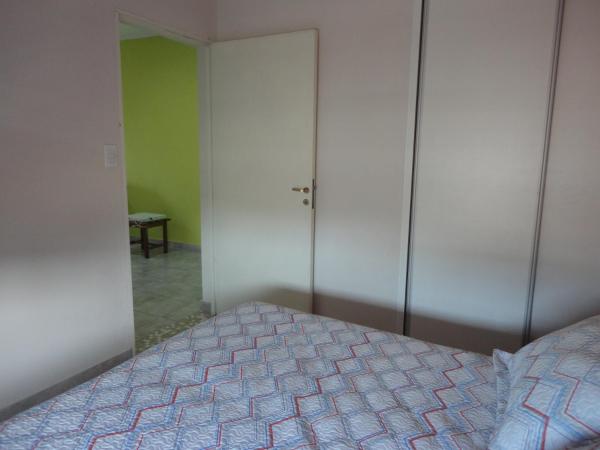 1 dormitorio con cama, armario y espejo en El Buen Descanso en Gualeguaychú