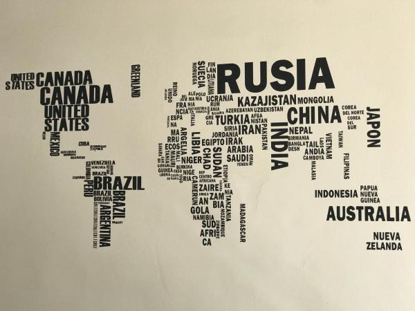 un mapa de Australia en texto negro en una pared en Hostel Casa Don Vicente en Mendoza