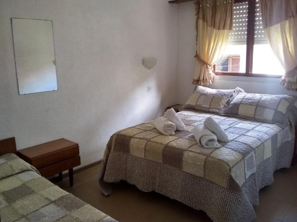 un dormitorio con dos camas con toallas en el Hotel La Terraza de Villa Gesell