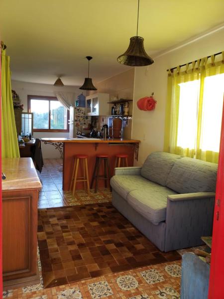 sala de estar con sofá y cocina en Vosso Lar com Vista Gramado, en Gramado