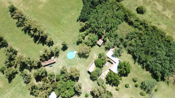 una vista aérea de una finca con una casa y árboles en La Rosadita Casa de Campo en Chascomús