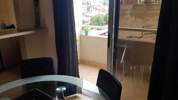 mesa y sillas en una habitación con ventana en Temporarios B & B 2 en San Salvador de Jujuy