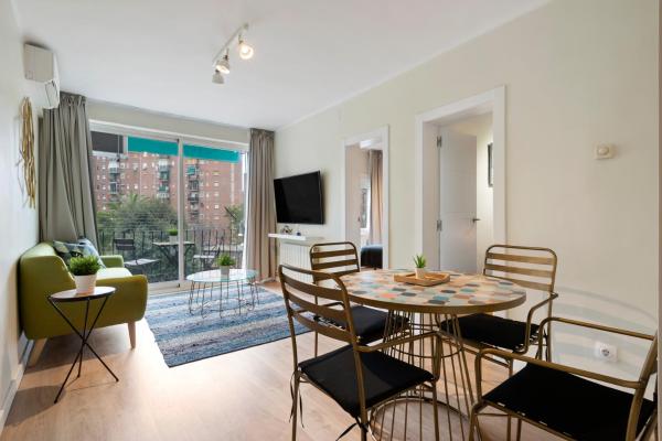 sala de estar con mesa y sillas en Tendency Apartments Forum 4, en Barcelona