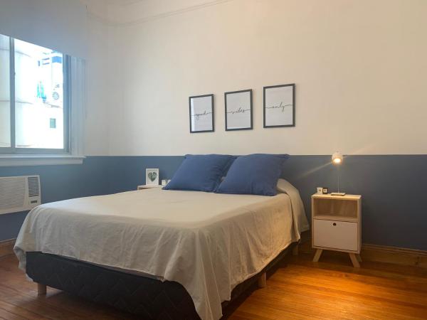 1 dormitorio con 1 cama grande con almohadas azules en Buenos Aires Downtown Experience #BAExp10 en Buenos Aires