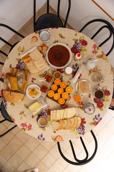 una mesa con un montón de comida. en Blau Hostel, en Villa Carlos Paz