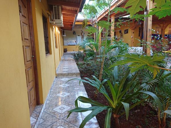 Una pasarela en un edificio con plantas. en La Posada de Moncho en Puerto Iguazú