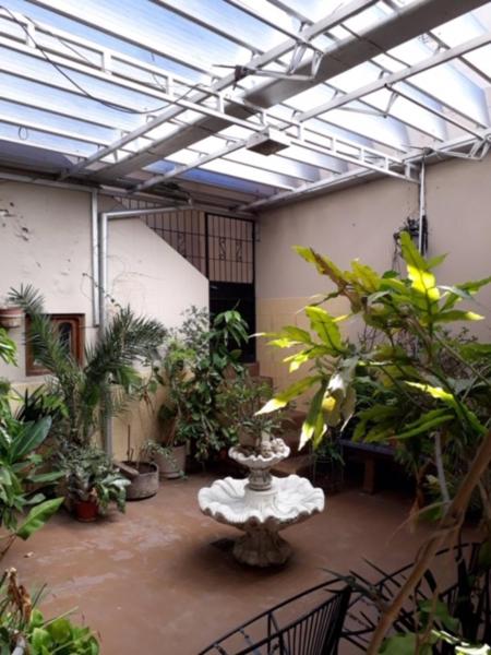 una habitación llena de muchas plantas y una fuente en CASA NONI en Salta