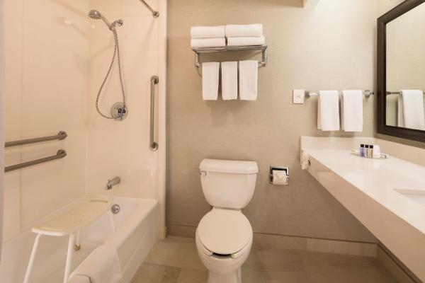 Un baño de Staybridge Suites Monterrey San Pedro, an IHG Hotel