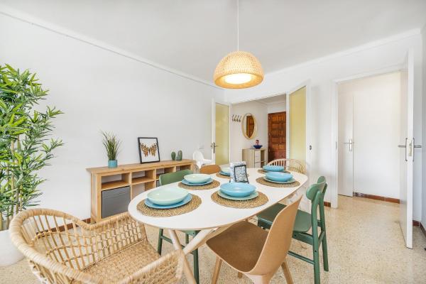 Zona de comedor en el apartamento