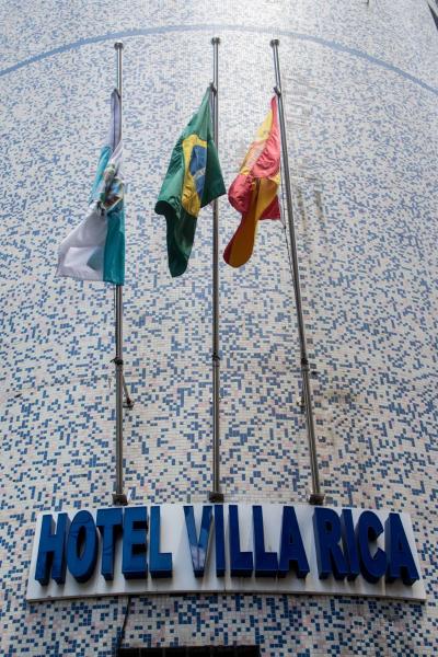 un grupo de banderas en la parte superior del vestíbulo del hotel en Hotel Villa Rica, en Río de Janeiro